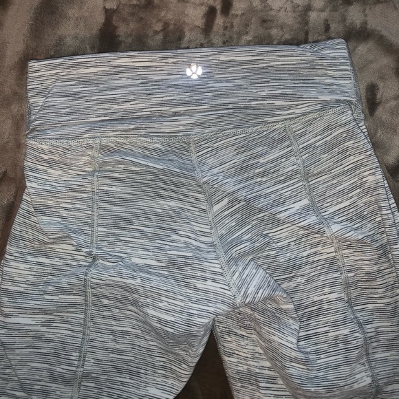 Lululemon grey and white Wunder 7/8 with mesh detail - Picture 7 of 7